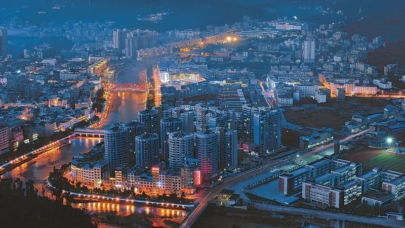 四川某县城夜景。图源:《四川日报》