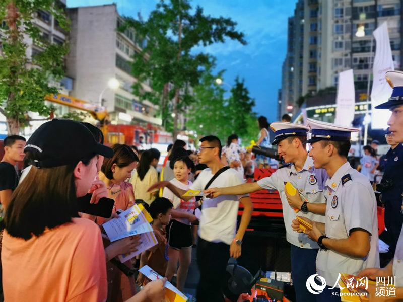 四川巴中高颜值消防员亮相街头开展摆地摊“送安全”活动 引发千人围观