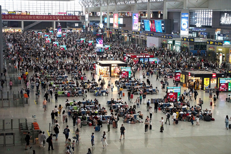6月25日,旅客在上海虹桥火车站候车大厅候车。 新华社 图