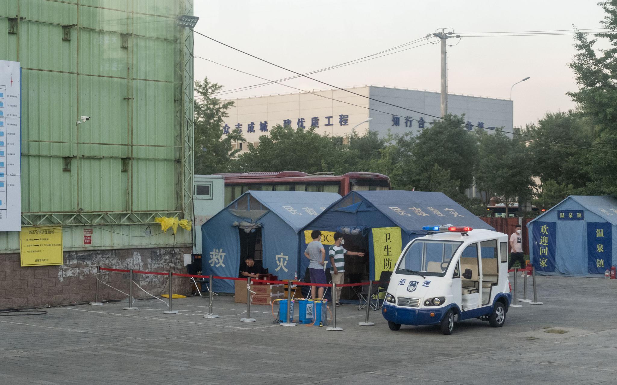 6月15日,海淀区四序青桥四周绿馨故里建材市场,核酸收罗地区,疾控中央的帐篷。新京报记者 李凯祥 摄