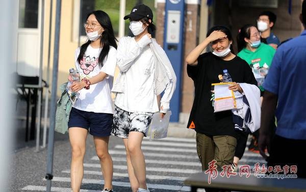 关注高考|英语考题挺“意外”:小作文写新闻