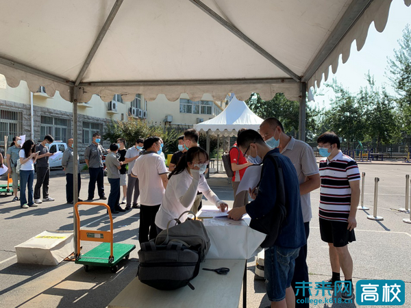毕业季 北信科通信学院为2020届毕业生打包邮寄行李