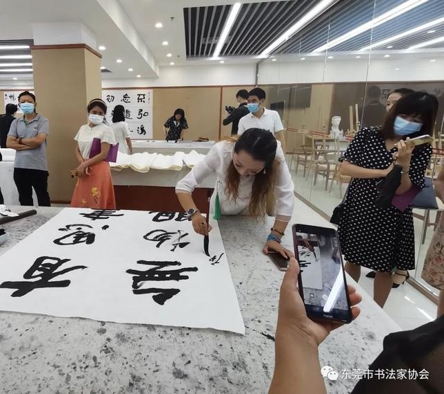 东莞第三届妇女书法篆刻展开展,400多位女书家踊跃投稿