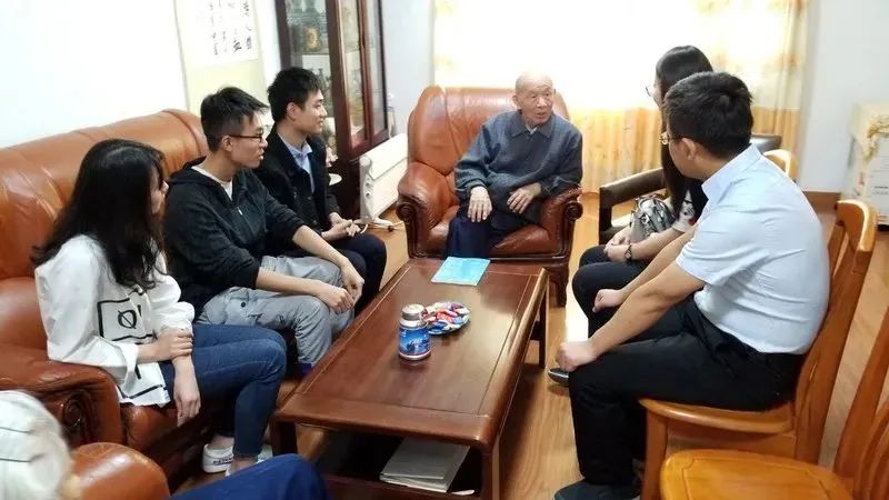 一件衬衣穿30年 95岁院士又拿400万助学累计捐上千