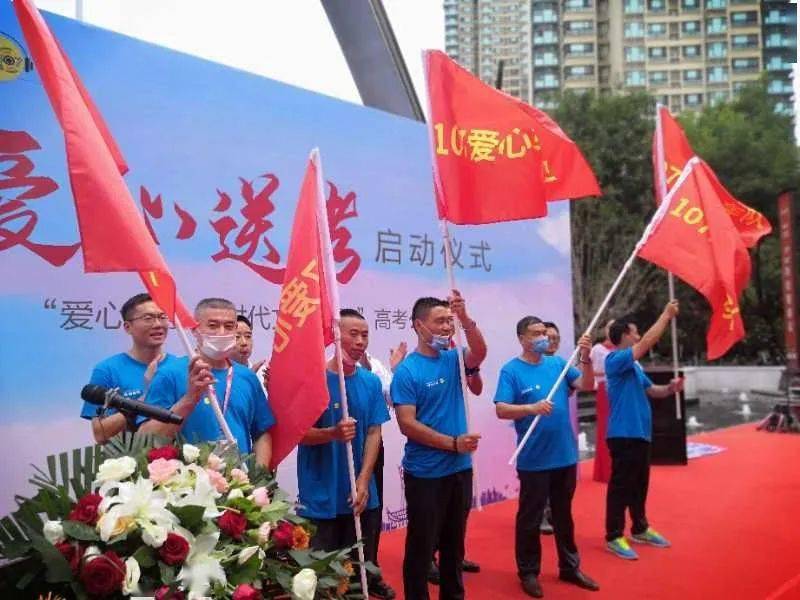 本溪日报万顺叫车潍坊分公司组建“雷锋车队” 加入爱心送考队伍