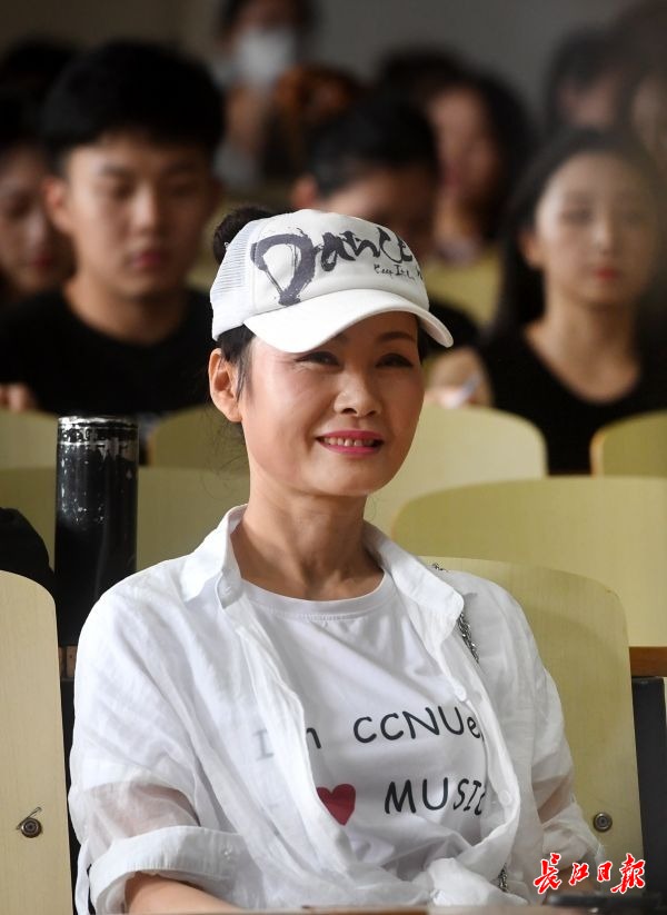 生活中的周亚松。 记者李子云 摄