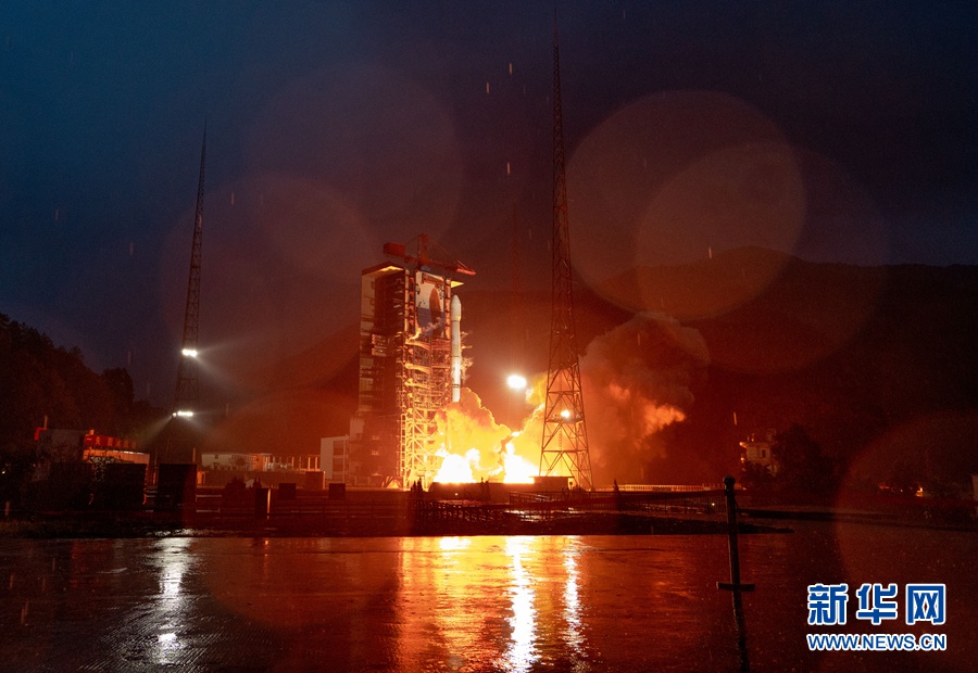 7月9日20时11分,我国在西昌卫星发射中心用长征三号乙运载火箭,成功将亚太6D卫星送入预定轨道,发射获得圆满成功。 新华社发(郭文彬 摄)