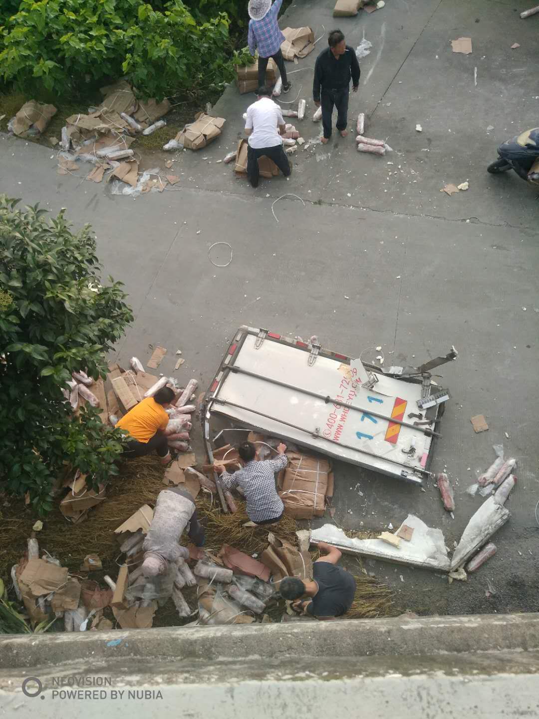 货车遇车祸后猪肉遭哄抢 警方:追回部分猪肉涉嫌违法人员将处理