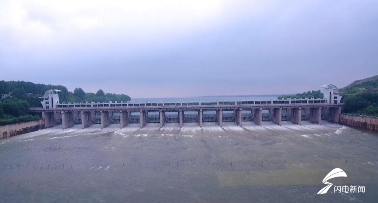 山东最大水库峡山水库15孔闸门全部开闸泄洪,54秒视频看现场休闲区蓝鸢梦想 - Www.slyday.coM 山东最大水库峡山水库15孔闸门全部开闸泄洪,54秒视频看现场休闲区蓝鸢梦想 - Www.slyday.coM