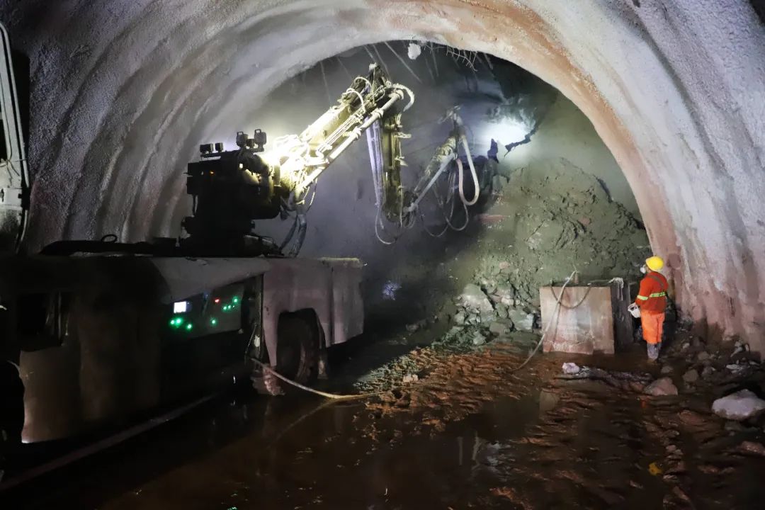 【关注】又一座万米长隧顺利贯通!中老铁路国内段隧道工程完成95%以上