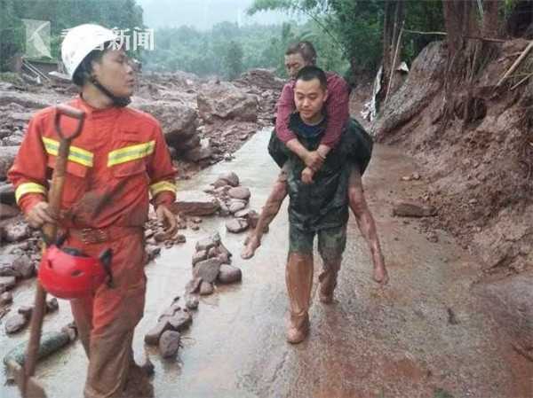 强降雨致雅安6人失联2人被埋 消防紧急救援