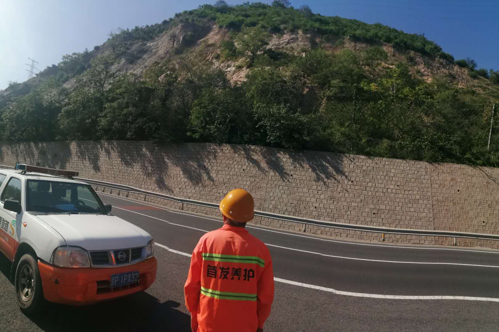 防范强降雨,首发养护提前清理排水管道