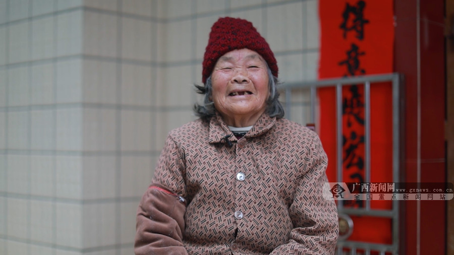脱贫之后的村民露出了灿烂的笑容。