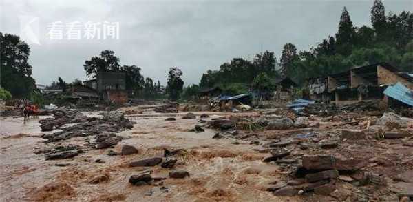 强降雨致雅安6人失联2人被埋 消防紧急救援