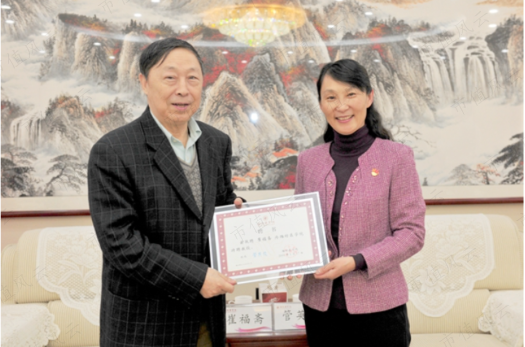 (崔福斋教授-左,图片来源:潍坊医学院官网报道)