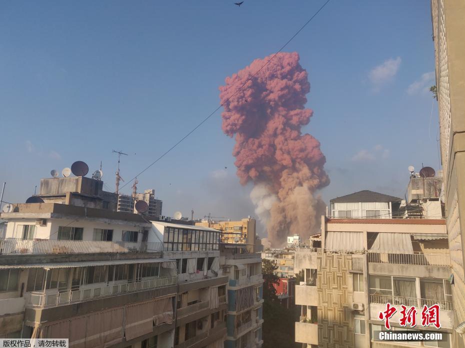 当地时间8月4日下午6时左右,黎巴嫩首都贝鲁特港口区发生巨大爆炸,多栋房屋受损,玻璃被震碎,天空升起粉色蘑菇云和浓烟。