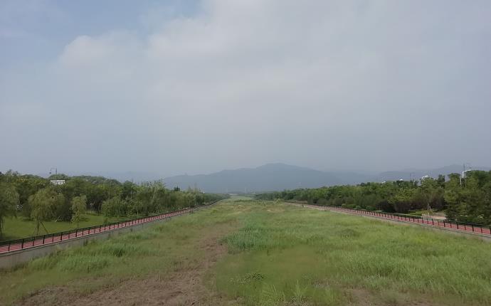 风峪河沿岸,景观大道蜿蜒至太山脚下。
