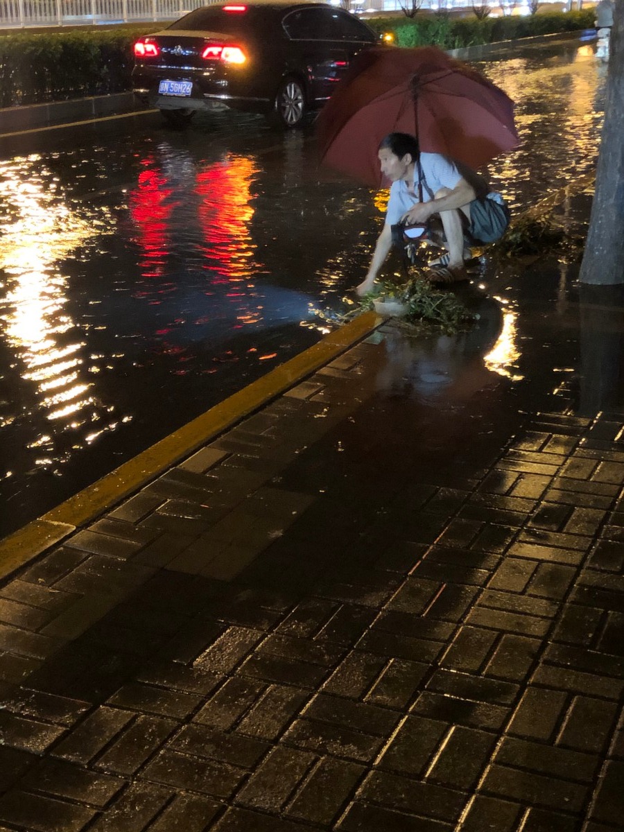 雨夜徒手清理排水口杂物 北京市民获5000元奖金