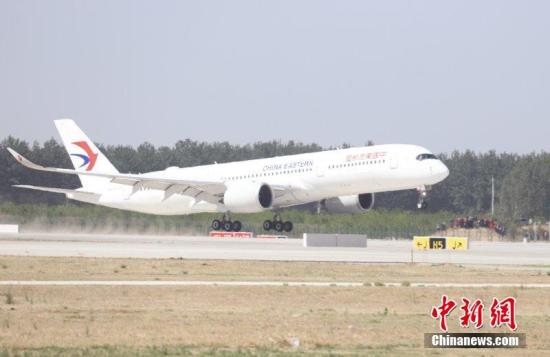图为空客A350-900飞机降落。