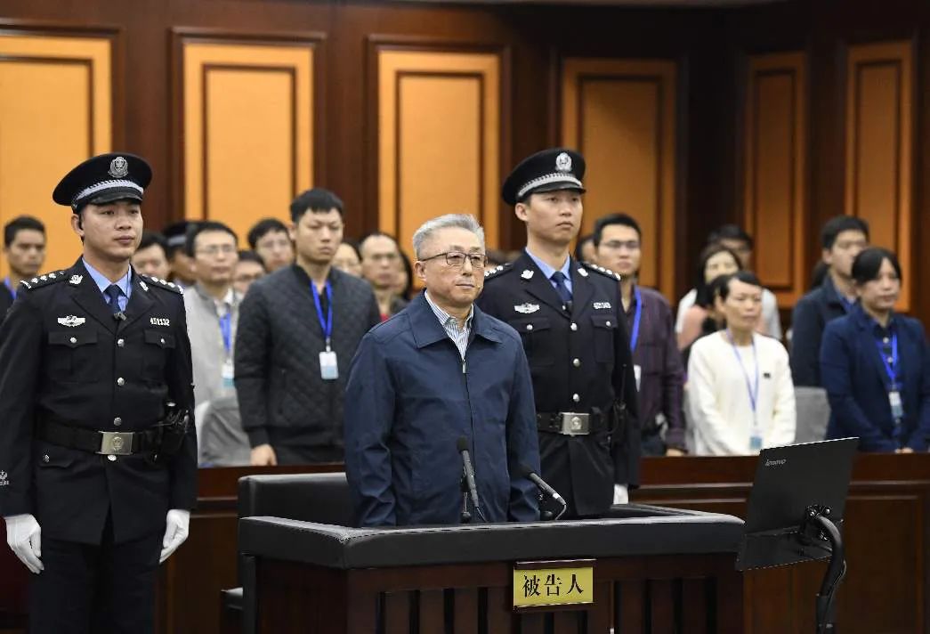 头发白了!为自保频繁进京的“政法虎”,空降前就开始敛财