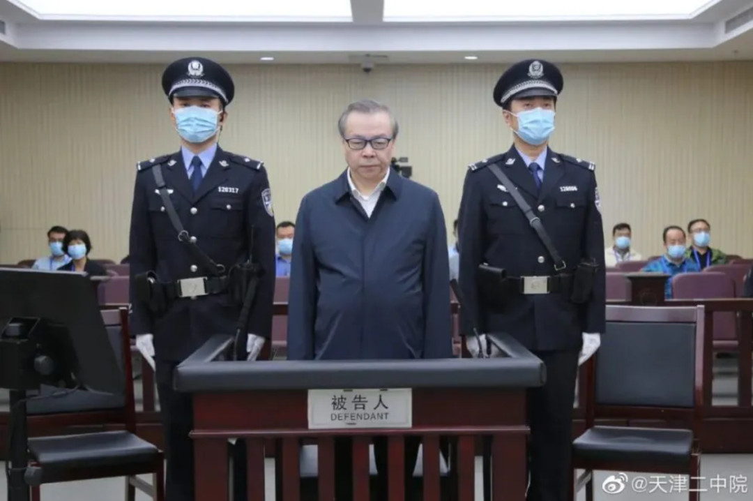 ▲2020年8月11日,天津市第二中级人民法院一审公开开庭审理了赖小民(中)受贿、贪污、重婚一案,将择期宣判。