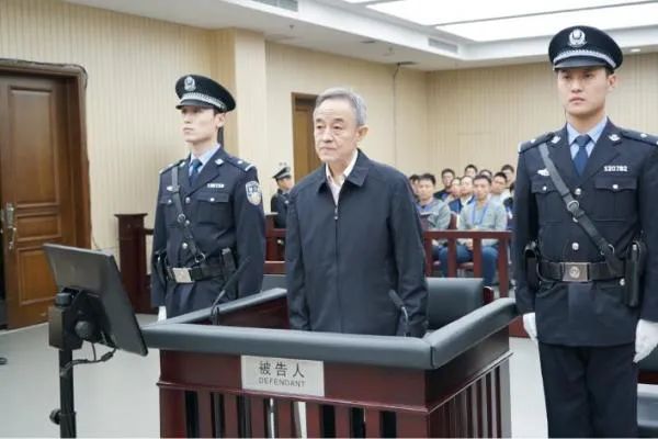 头发白了!为自保频繁进京的“政法虎”,空降前就开始敛财