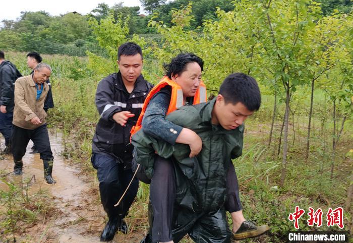 甘肃陇南暴雨致村庄内涝严重 被困人员安全疏散转移