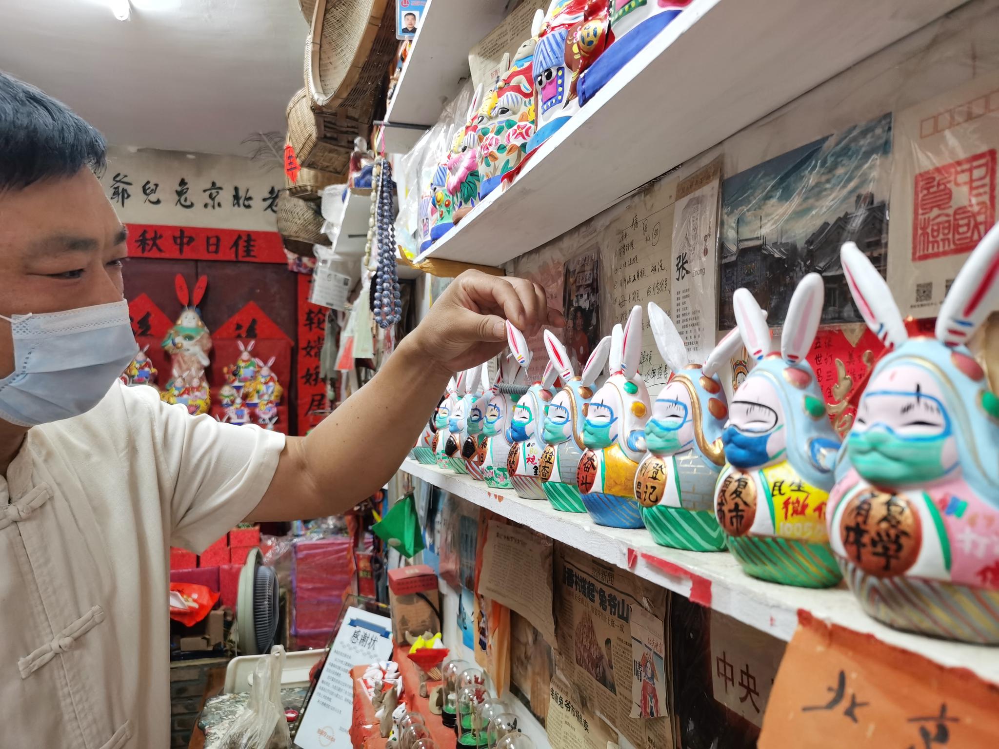 杨梅竹斜街，北京市非物质文化遗产传承人张忠强正在整理兔儿爷。新京报记者 戴轩 摄