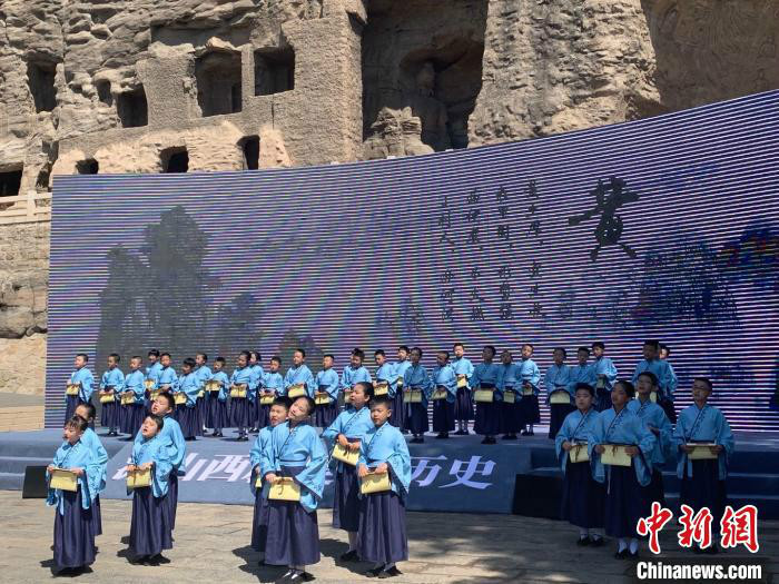 大同市100名少年儿童齐声诵读山西历史文化三字经《五千年文明看山西》。 刘小红 摄
