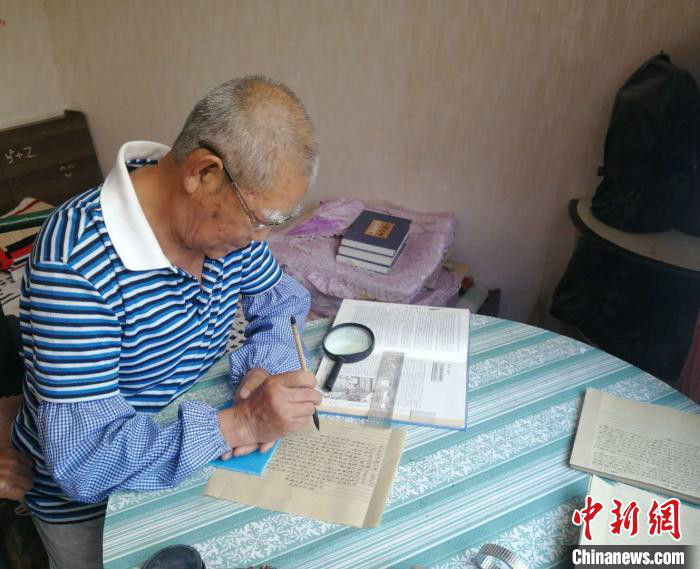 早上9点,原开心来到书房,戴上老花镜,取出毛边纸,将放大镜轻轻地放在书边,磨好墨后,开始抄写《红楼梦》。潞州区融媒体中心供图
