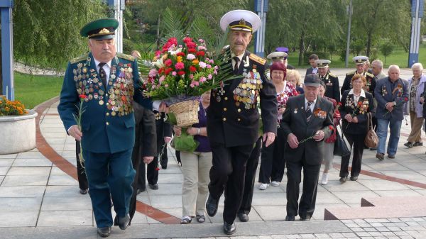 资料图片：2012年9月22日，来自俄罗斯的二战老兵祭奠在二战中牺牲的苏联红军战士和中俄友谊和平使者嘎丽娅。 新华社发
