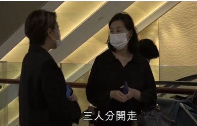 李嘉诚女友与闺蜜何超琼难得同框，俩百亿富婆打扮大妈仍气场十足