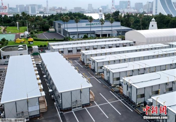 当地时间2020年7月30日,日本东京在停车场上搭建帐篷,收容新冠肺炎轻症患者。