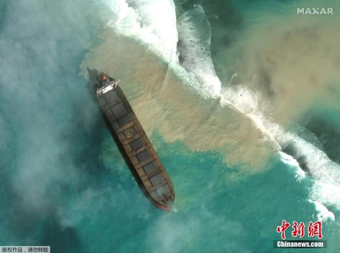 当地时间8月1日,卫星图像显示这艘日籍货船在毛里求斯海岸搁浅。