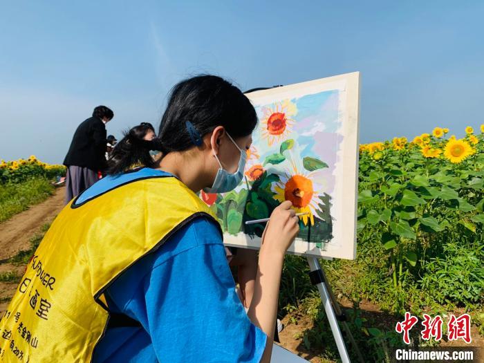 绘画爱好者手绘葵花。 李雪 摄