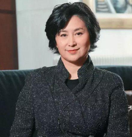 李嘉诚女友与闺蜜何超琼难得同框，俩百亿富婆打扮大妈仍气场十足