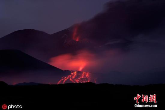 资料图:2019年7月,埃特纳火山喷发并流出岩浆,火山灰冲向天空,不时可以听见爆炸声。西西里岛第二大城市卡塔尼亚的两座机场因火山喷发关闭,20日早晨部分开放。图片来源:ICphoto
