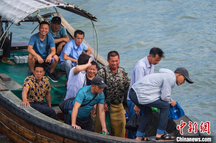小艇接驳渔民出海。徐绍荣 摄