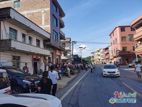 首位发现杀人嫌犯曾春亮民警:他骑摩托车冲卡逃窜