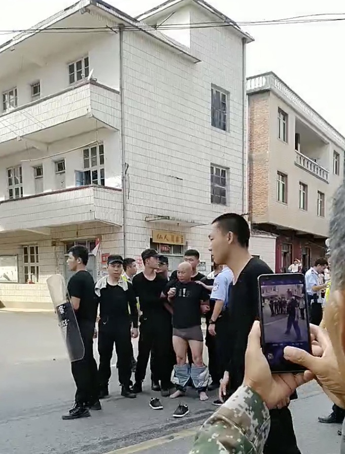 得知曾春亮落网 受害者家属给父母上香:当日上午二老火化安葬