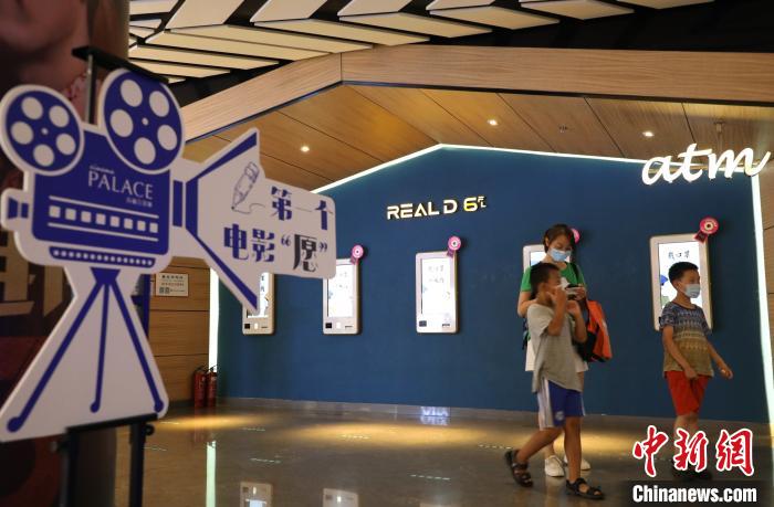 图为观众取票后入场。 杨毅 摄