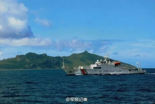  中国海警船在钓鱼岛领海巡航（资料图）