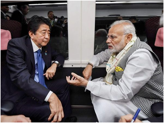 日本首相安倍晋三(左)和印度总理莫迪(资料图)