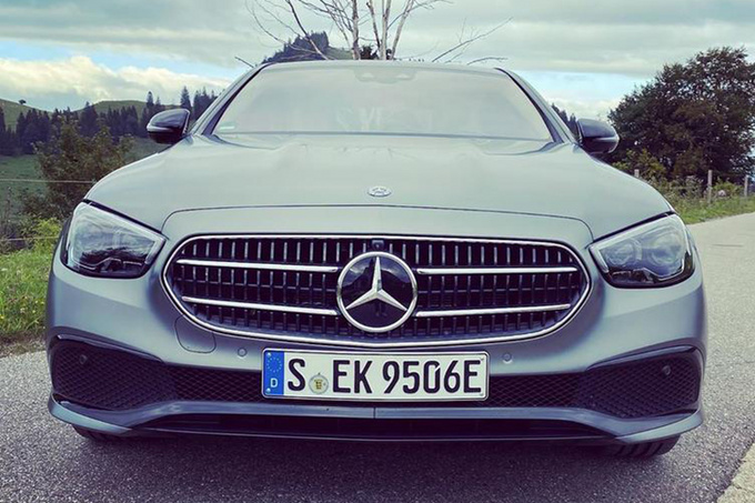 奔驰E350e外观实拍 搭插电混动总成，国产轴距加长，年内上市