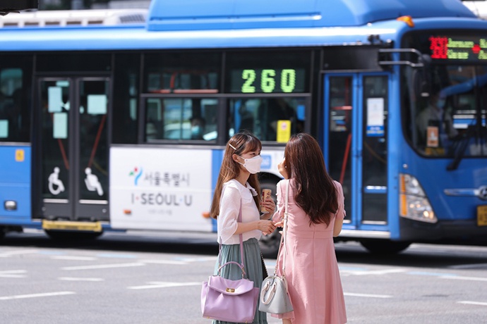 8月18日,行人在韩国首尔光化门地铁站附近的路口等红灯。新华社 图