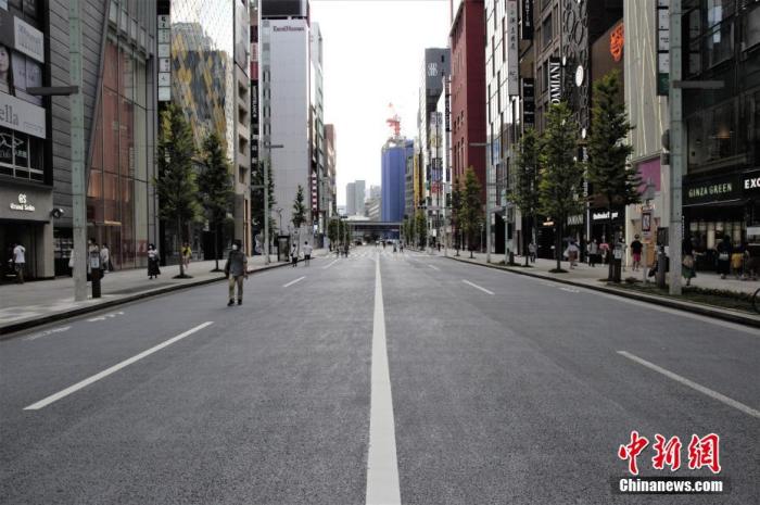 资料图:当地时间8月16日,东京商业区银座大街,街上民众较少。 中新社记者 吕少威 摄