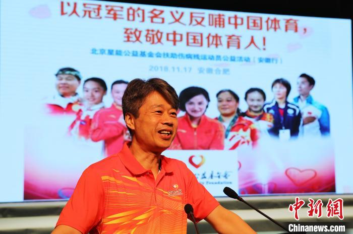 圖爲多位奧運冠軍的體能教練、北京體育大學李春雷教授爲小運動員們講授體能課。活動主辦方供圖