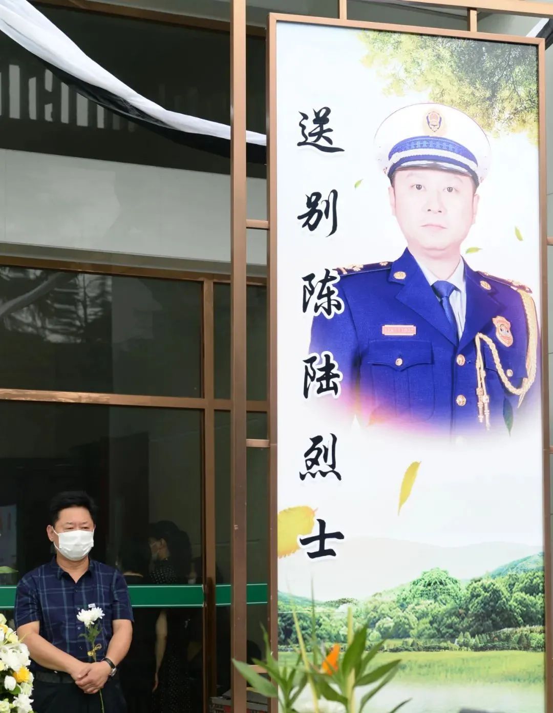 送别抗洪烈士!妻子的举动令全网心碎