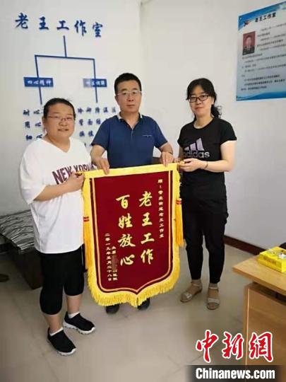 因为能让百姓放心、信任,王跃娃经手调解的矛盾纠纷,很多都是双方当事人都去给他送锦旗表示谢意。王村派出所供图