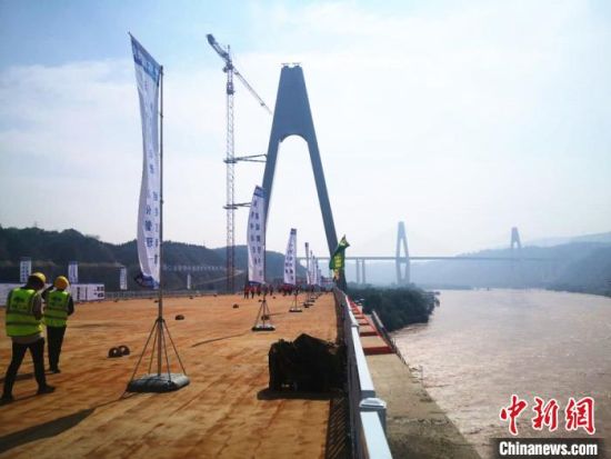 图为兰州柴家峡黄河大桥。 史静静 摄